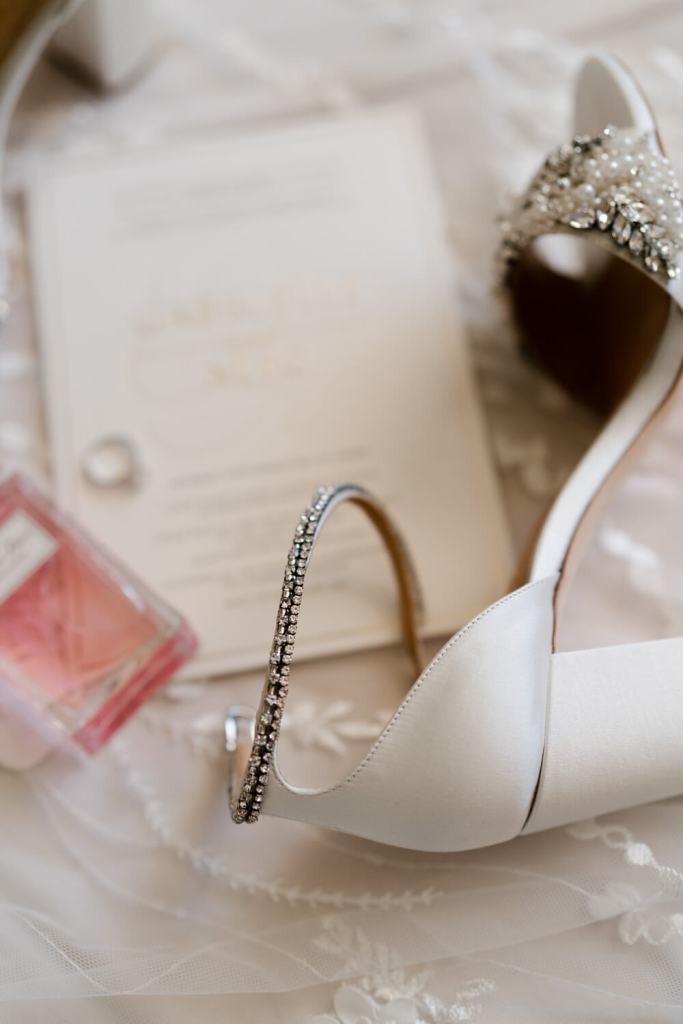 ANELLOWEDDINGS-SYDNEY-CANDID-PHOTOGRAPHER-WEDDING-HEELS