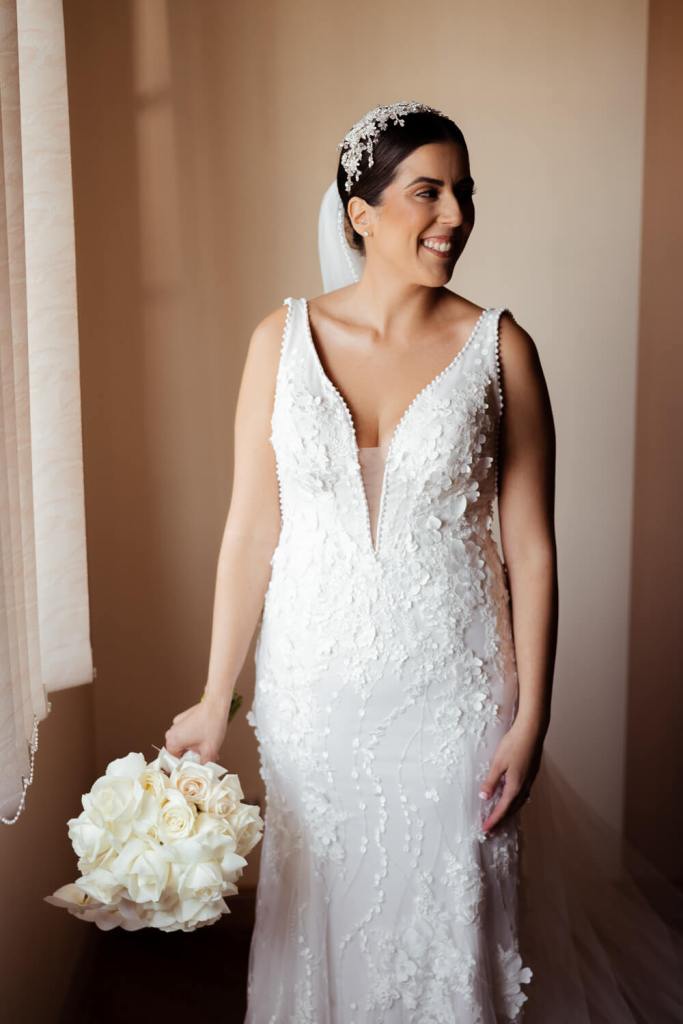 ANELLOWEDDINGS-SYDNEY-CANDID-PHOTOGRAPHER-BRIDES-HOUSE-SMILING-BRIDE