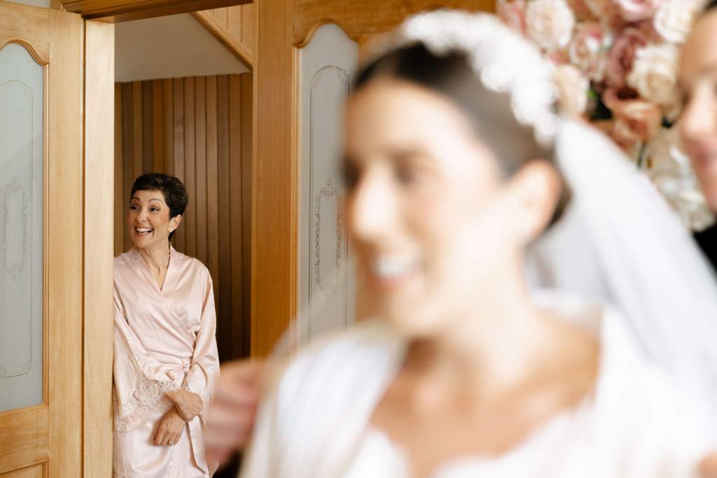 ANELLOWEDDINGS-SYDNEY-CANDID-PHOTOGRAPHER-SMILING-MOTHER