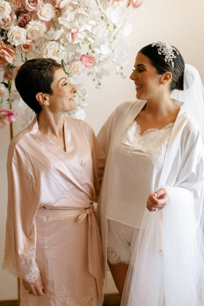 ANELLOWEDDINGS-SYDNEY-CANDID-PHOTOGRAPHER-SMILING-MOTHER