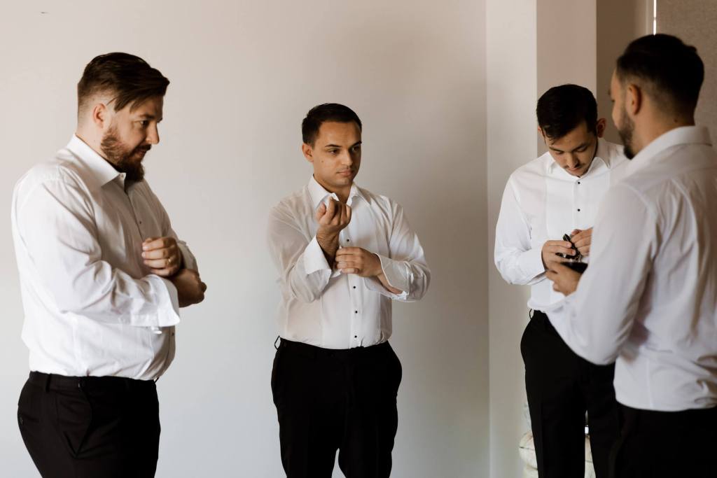 ANELLOWEDDINGS-SYDNEY-PHOTOGRAPHER-GROOMS-HOUSE-ROMAN-DANIELS-BOWTIE