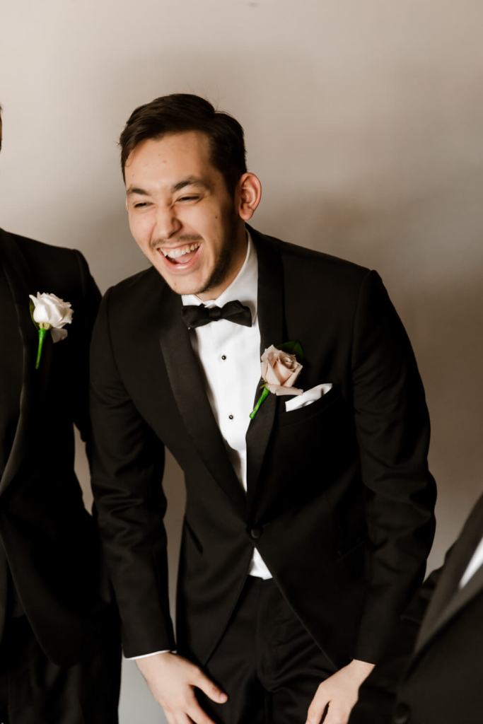 ANELLOWEDDINGS-SYDNEY-PHOTOGRAPHER-GROOMSMAN-LAUGHING