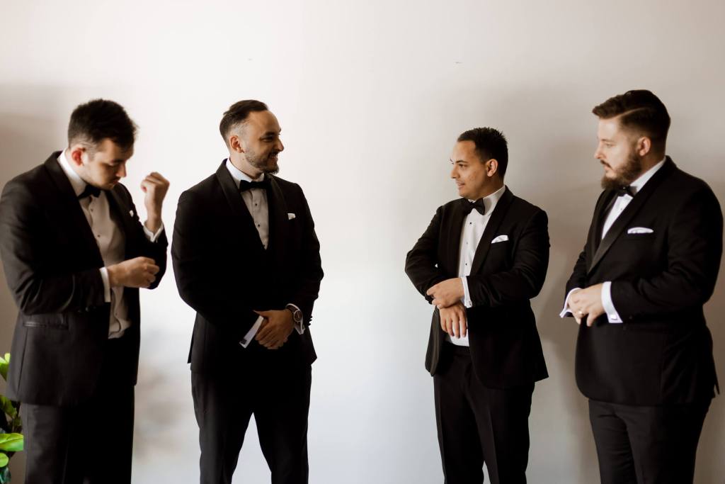 ANELLOWEDDINGS-SYDNEY-PHOTOGRAPHER-GROOMSMAN-LAUGHING