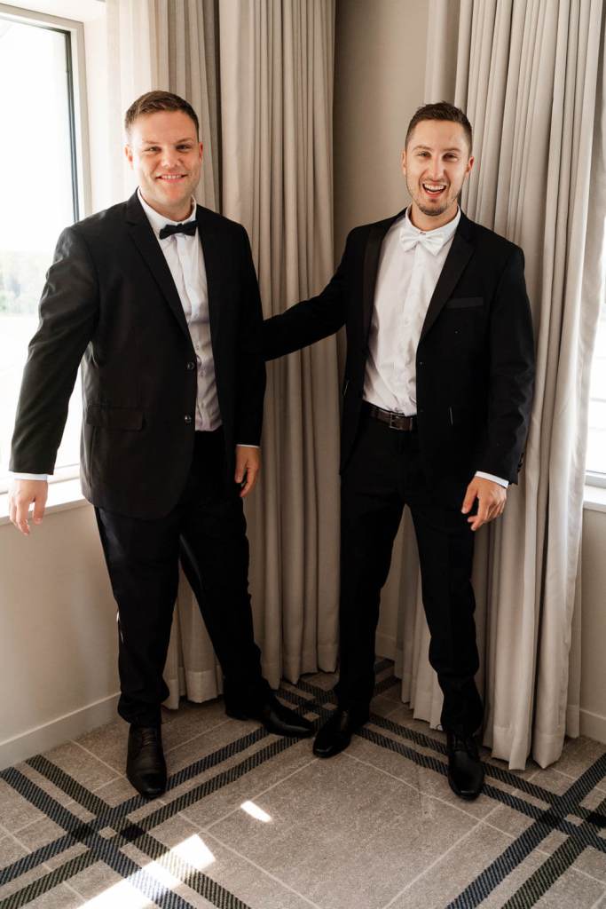 ANELLOWEDDINGS-SYDNEY-WEDDINGS-WILLIAM-INGLIS-HOTEL-RACECOURSE-SMILING