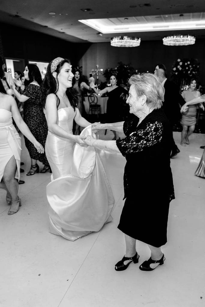 NOVELLA-ON-THE-PARK-ABBOTSBURY-SYDNEY-WEDDING-PHOTOGRAPHER-ANELLOWEDDINGS-GUESTS-DANCING
