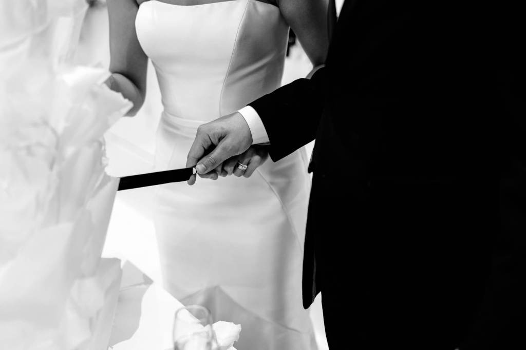 NOVELLA-ON-THE-PARK-ABBOTSBURY-SYDNEY-WEDDING-PHOTOGRAPHER-ANELLOWEDDINGS-WEDDING-BRIDE-AND-GROOM-CAKE