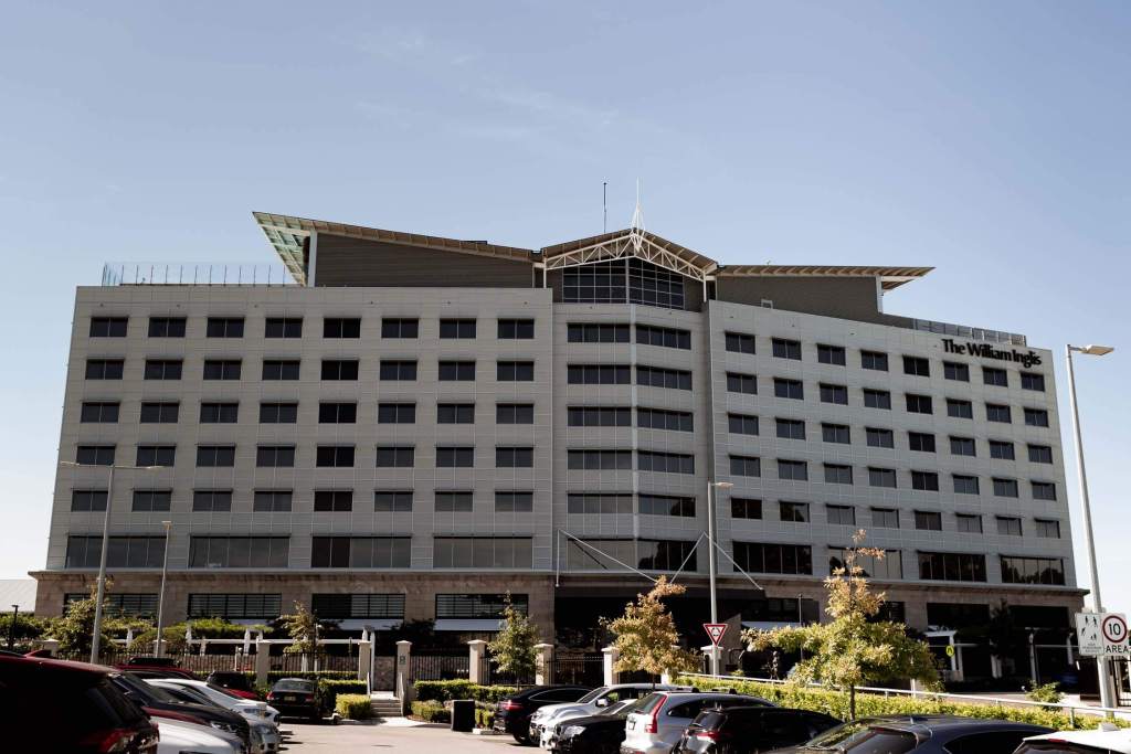 WILLIAM-INGLIS-HOTEL-WEDDINGS-ANELLOWEDDINGS-RACECOURSE