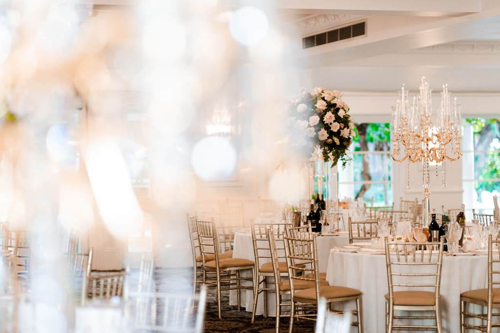 OATLANDS-HOUSE-GARDEN-NAVARRA-VENUES-SYDNEY-WEDDING-PHOTOGRAPHER-ANELLOWEDDINGS-GARDEN-SIMPLE-TABLE-CHANDELIERS