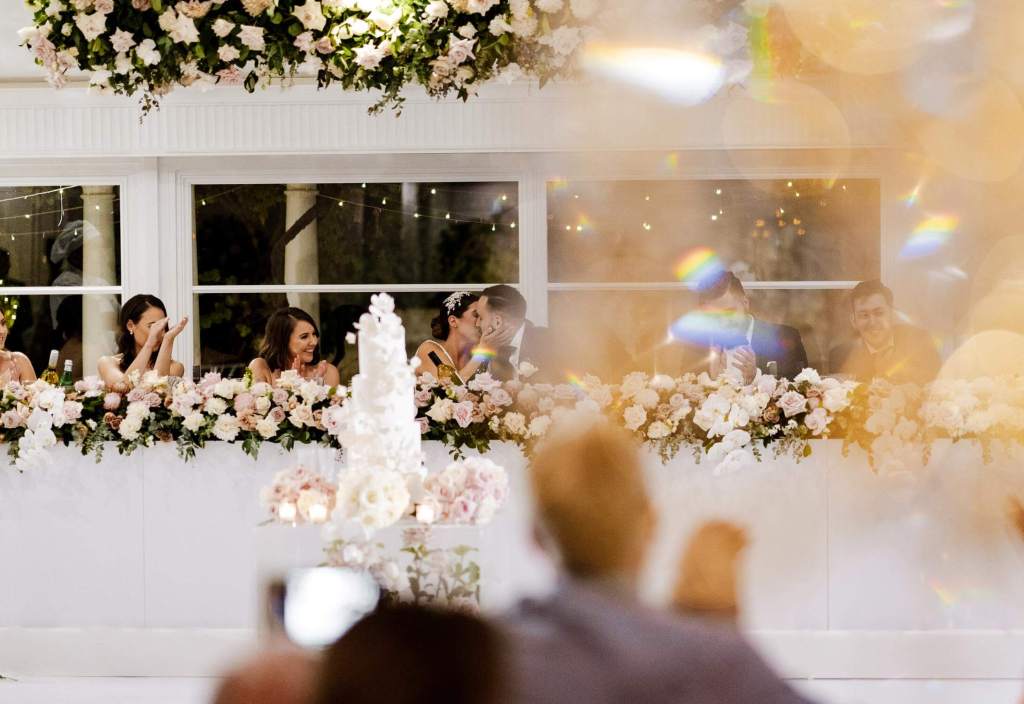 OATLANDS-HOUSE-GARDEN-NAVARRA-VENUES-SYDNEY-WEDDING-PHOTOGRAPHER-ANELLOWEDDINGS-COUPLE-KISS