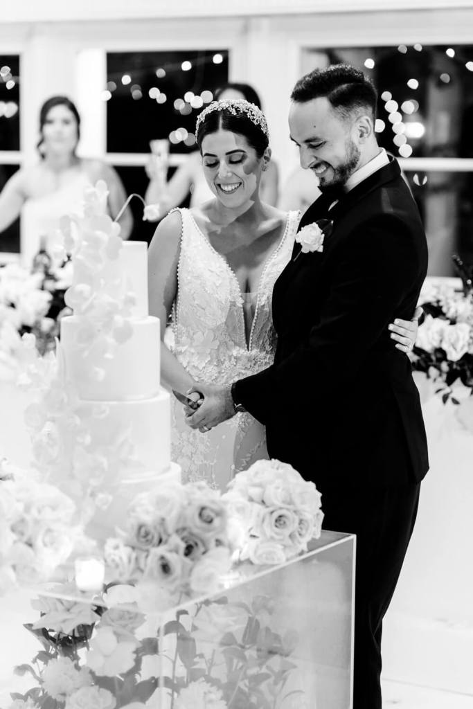OATLANDS-HOUSE-GARDEN-NAVARRA-VENUES-SYDNEY-WEDDING-PHOTOGRAPHER-ANELLOWEDDINGS-CAKE-CUT