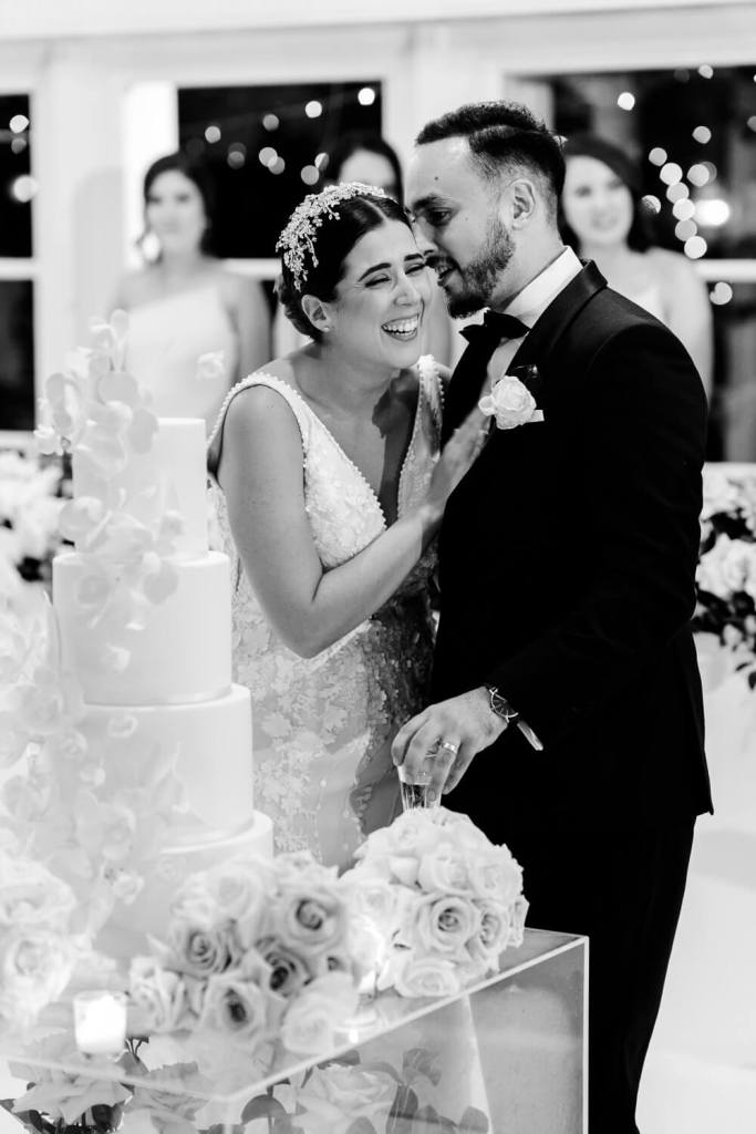 OATLANDS-HOUSE-GARDEN-NAVARRA-VENUES-SYDNEY-WEDDING-PHOTOGRAPHER-ANELLOWEDDINGS-CAKE-CUT