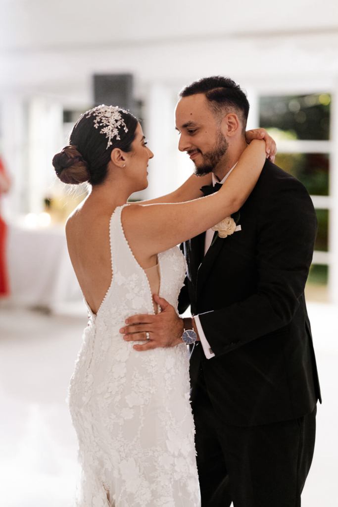 OATLANDS-HOUSE-GARDEN-NAVARRA-VENUES-SYDNEY-WEDDING-PHOTOGRAPHER-ANELLOWEDDINGS-ICE-FIRST-DANCE