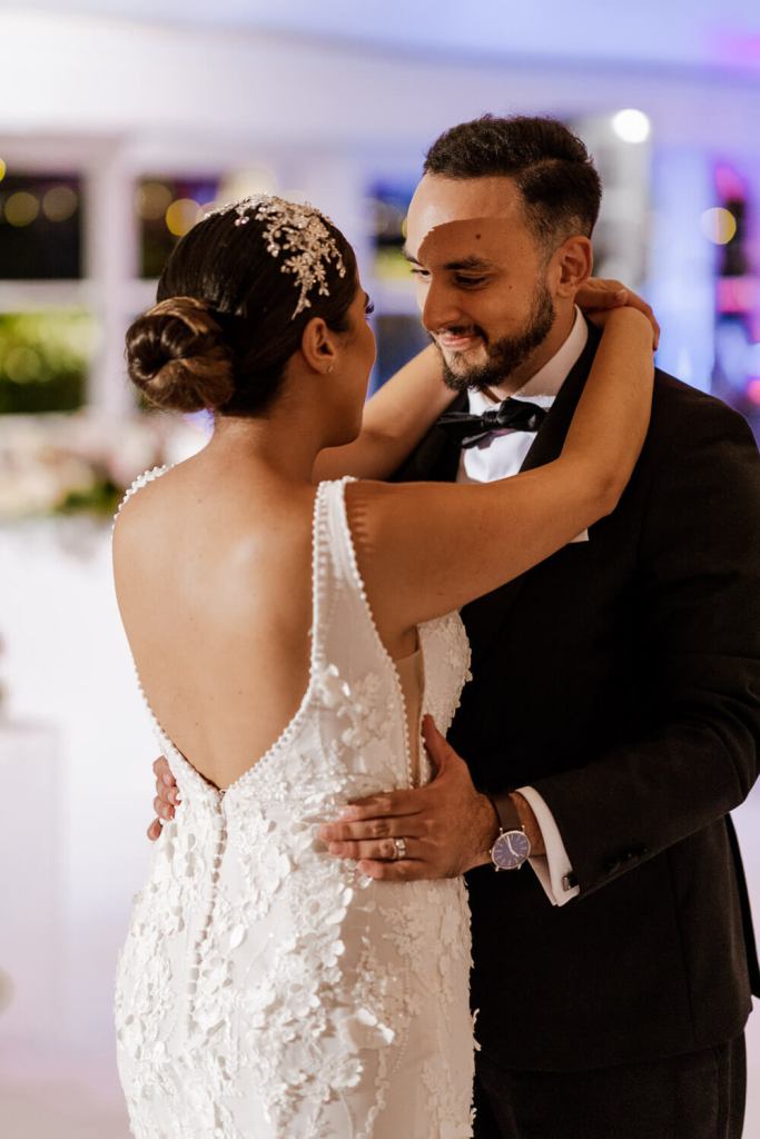 OATLANDS-HOUSE-GARDEN-NAVARRA-VENUES-SYDNEY-WEDDING-PHOTOGRAPHER-ANELLOWEDDINGS-FIRST-DANCE