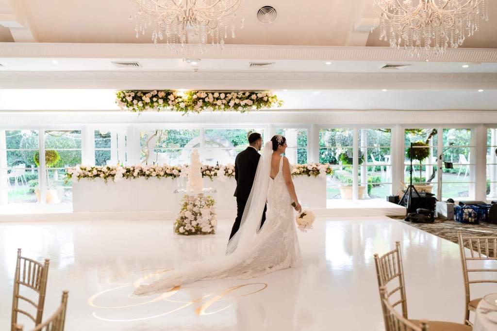 OATLANDS-HOUSE-GARDEN-NAVARRA-VENUES-SYDNEY-WEDDING-PHOTOGRAPHER-ANELLOWEDDINGS-GARDEN-SIMPLE-TABLE-WHITE-DANCEFLOOR