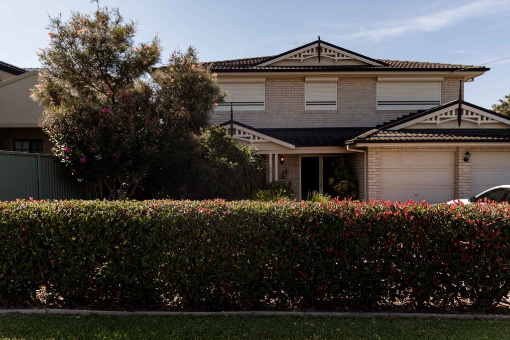 ANELLOWEDDINGS-SYDNEY-PHOTOGRAPHER-GROOMS-HOUSE-ROMAN-DANIELS-SUIT