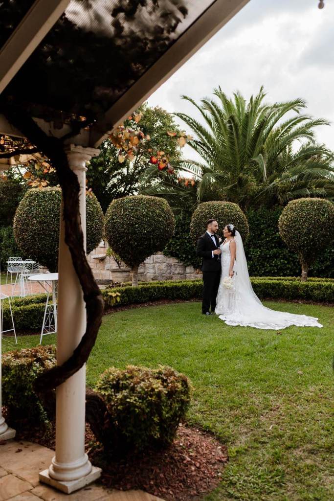 OATLANDS-HOUSE-GARDEN-NAVARRA-VENUES-SYDNEY-WEDDING-PHOTOGRAPHER-ANELLOWEDDINGS-TIMELESS-COUPLE