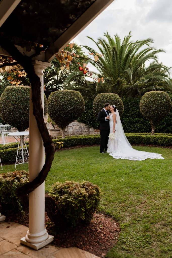 OATLANDS-HOUSE-GARDEN-NAVARRA-VENUES-SYDNEY-WEDDING-PHOTOGRAPHER-ANELLOWEDDINGS-TIMELESS-GARDEN-BRIDAL-SHOOT