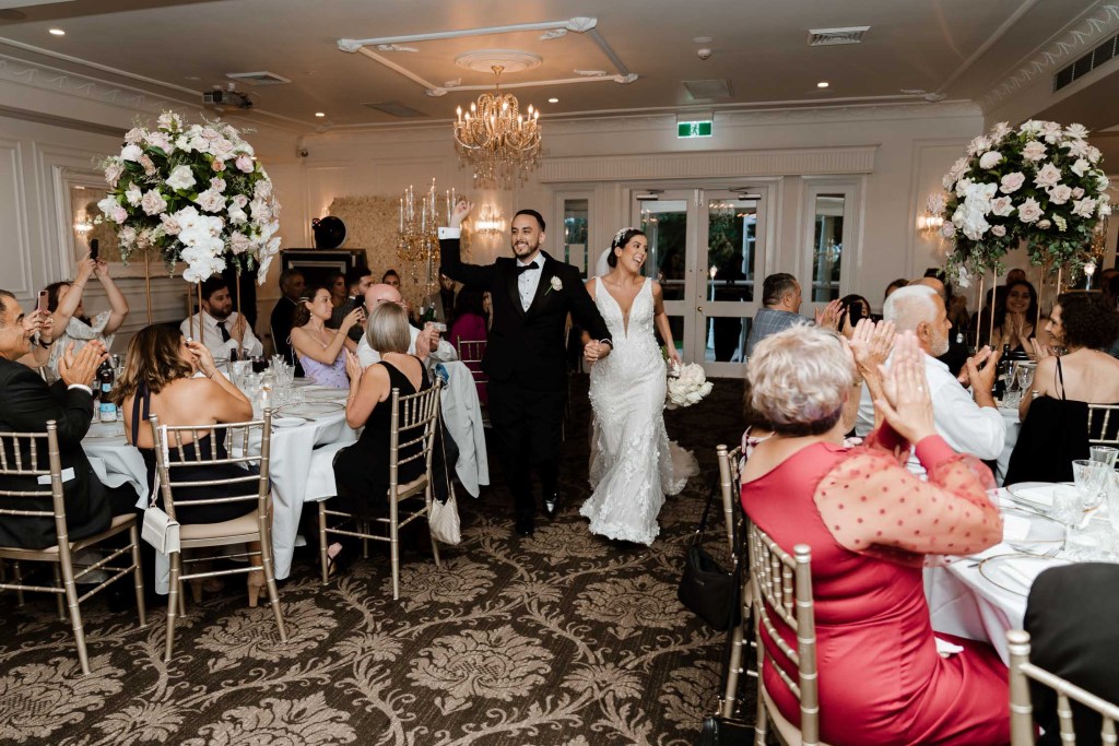 OATLANDS-HOUSE-GARDEN-NAVARRA-VENUES-SYDNEY-WEDDING-PHOTOGRAPHER-ANELLOWEDDINGS-BRIDE-AND-GROOM-WEDDING-ENTRANCE