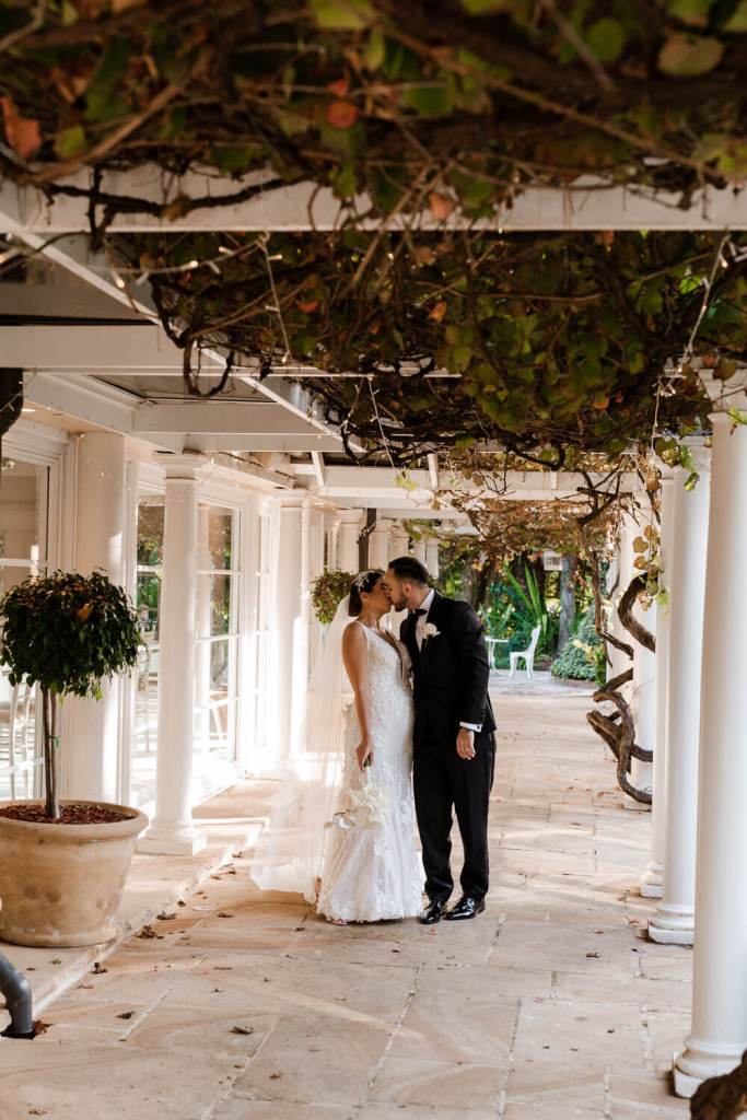 OATLANDS-HOUSE-GARDEN-NAVARRA-VENUES-SYDNEY-WEDDING-PHOTOGRAPHER-ANELLOWEDDINGS-TIMELESS-COUPLE