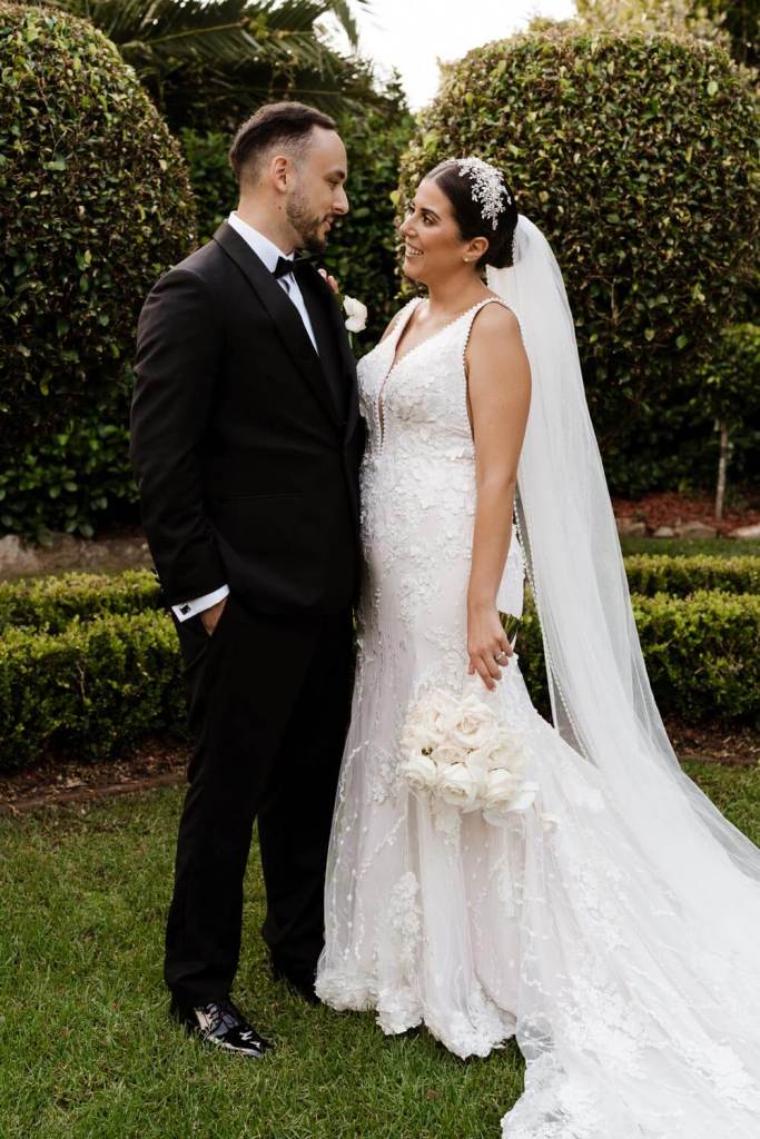 OATLANDS-HOUSE-GARDEN-NAVARRA-VENUES-SYDNEY-WEDDING-PHOTOGRAPHER-ANELLOWEDDINGS-TIMELESS-GARDEN-BRIDAL-SHOOT-LAUGHING