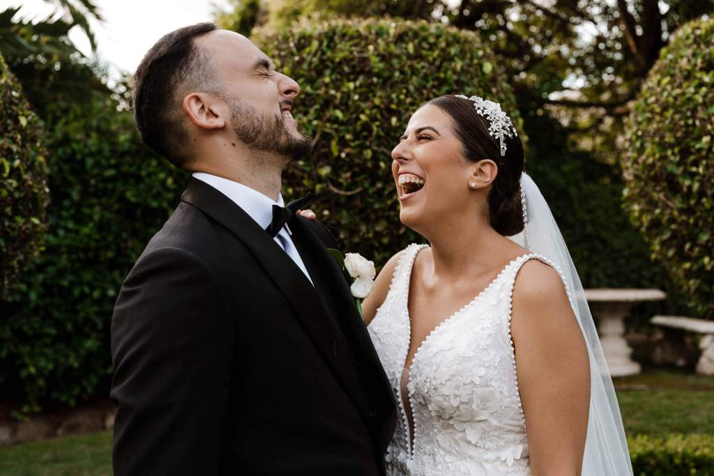 OATLANDS-HOUSE-GARDEN-NAVARRA-VENUES-SYDNEY-WEDDING-PHOTOGRAPHER-ANELLOWEDDINGS-TIMELESS-GARDEN-BRIDAL-SHOOT-LAUGHING