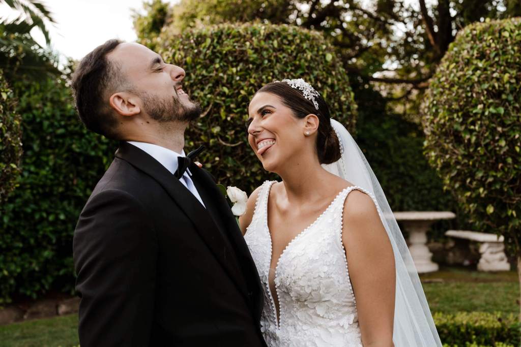 OATLANDS-HOUSE-GARDEN-NAVARRA-VENUES-SYDNEY-WEDDING-PHOTOGRAPHER-ANELLOWEDDINGS-TIMELESS-GARDEN-BRIDAL-SHOOT-LAUGHING