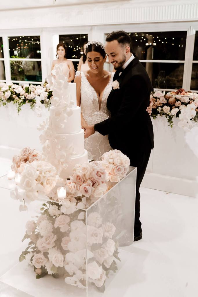 OATLANDS-HOUSE-GARDEN-NAVARRA-VENUES-SYDNEY-WEDDING-PHOTOGRAPHER-ANELLOWEDDINGS-CAKE-CUT