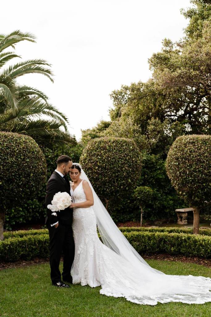 OATLANDS-HOUSE-GARDEN-NAVARRA-VENUES-SYDNEY-WEDDING-PHOTOGRAPHER-ANELLOWEDDINGS-TIMELESS-GARDEN-BRIDAL-SHOOT-CANDID