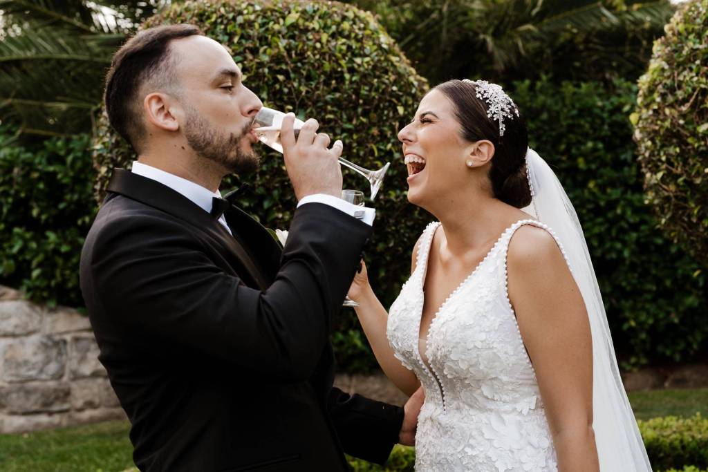 OATLANDS-HOUSE-GARDEN-NAVARRA-VENUES-SYDNEY-WEDDING-PHOTOGRAPHER-ANELLOWEDDINGS-TIMELESS-GARDEN-BRIDAL-SHOOT-LAUGHING