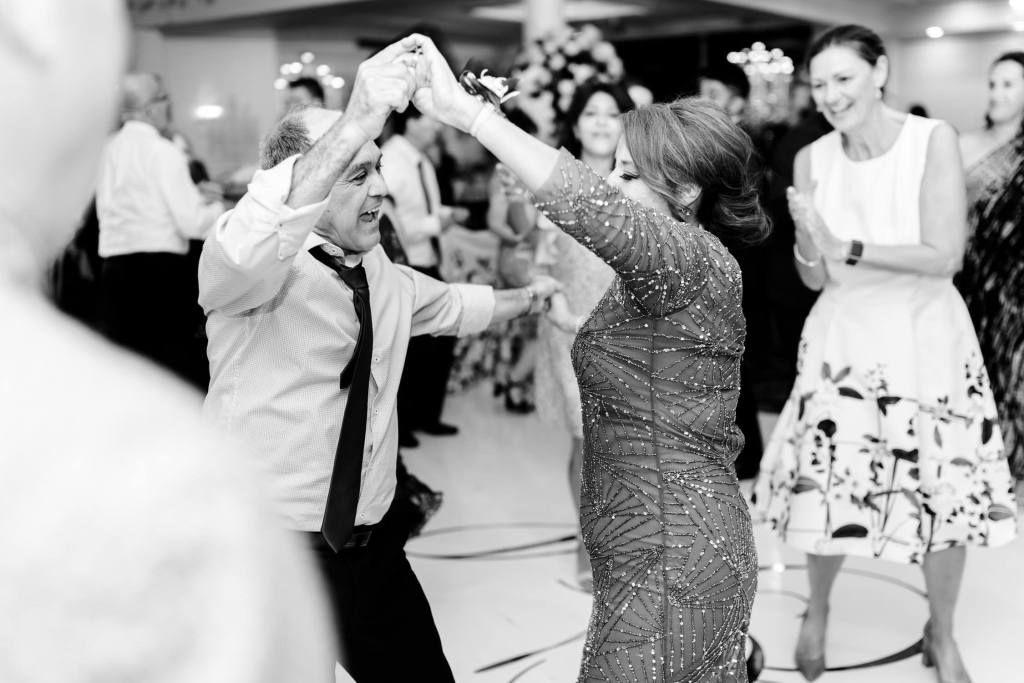 OATLANDS-HOUSE-GARDEN-NAVARRA-VENUES-SYDNEY-WEDDING-PHOTOGRAPHER-ANELLOWEDDINGS-SYDNEY-GUEST-DANCING-PHOTOS