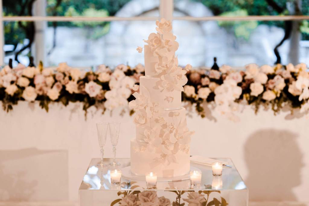 OATLANDS-HOUSE-GARDEN-NAVARRA-VENUES-SYDNEY-WEDDING-PHOTOGRAPHER-ANELLOWEDDINGS-WHITE-WEDDING-CAKE-FLORALS