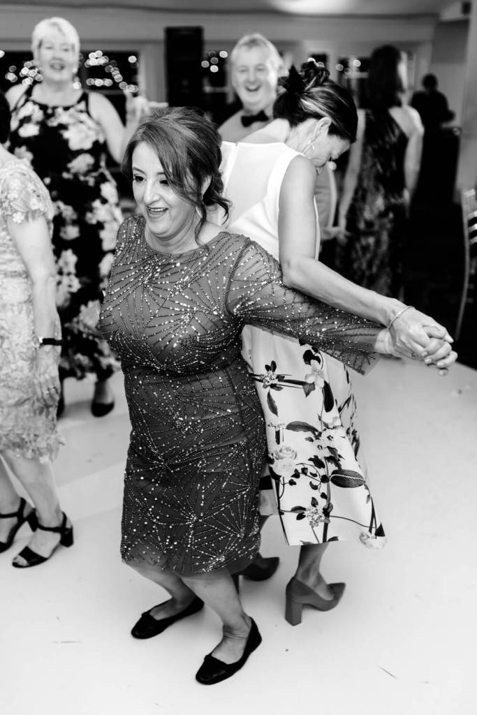 OATLANDS-HOUSE-GARDEN-NAVARRA-VENUES-SYDNEY-WEDDING-PHOTOGRAPHER-ANELLOWEDDINGS-SYDNEY-GUEST-DANCING-PHOTOS