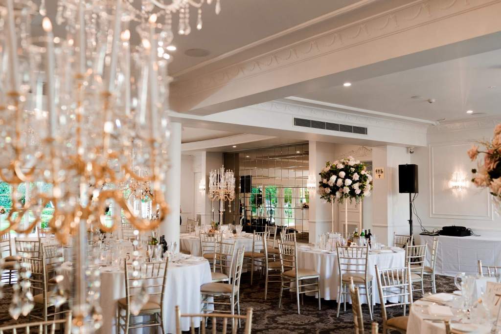 OATLANDS-HOUSE-GARDEN-NAVARRA-VENUES-SYDNEY-WEDDING-PHOTOGRAPHER-ANELLOWEDDINGS-GARDEN-SIMPLE-TABLE-CHANDELIERS