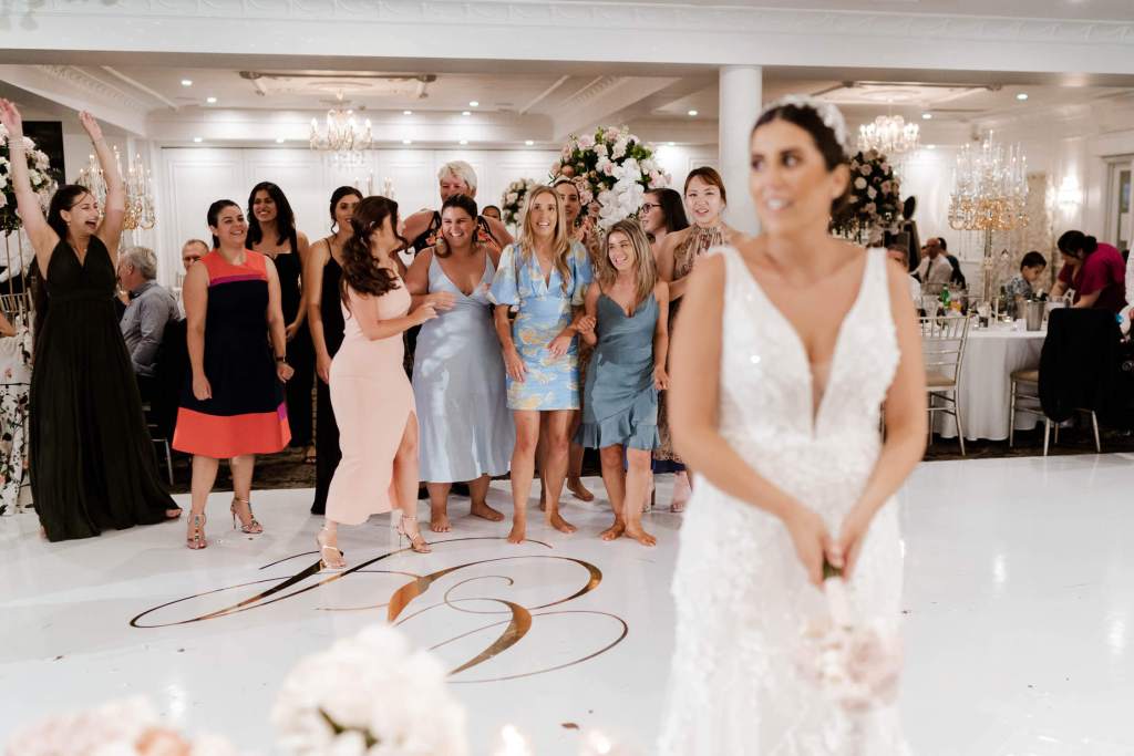 OATLANDS-HOUSE-GARDEN-NAVARRA-VENUES-SYDNEY-WEDDING-PHOTOGRAPHER-ANELLOWEDDINGS-SYDNEY-BOUQUET-THROW