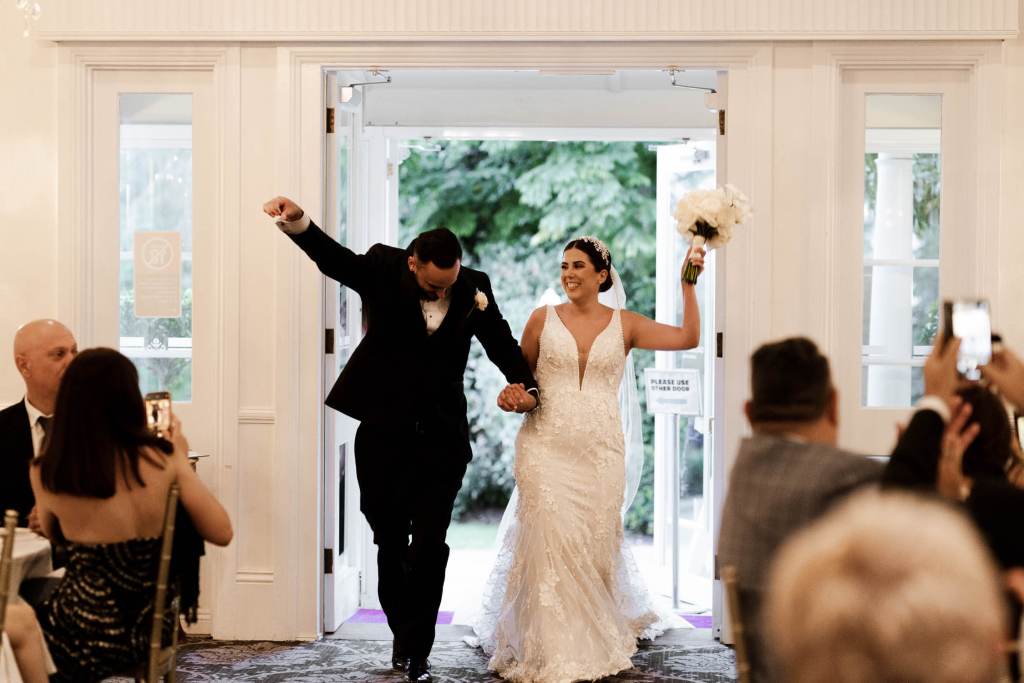 OATLANDS-HOUSE-GARDEN-NAVARRA-VENUES-SYDNEY-WEDDING-PHOTOGRAPHER-ANELLOWEDDINGS-BRIDE-AND-GROOM-WEDDING-ENTRANCE