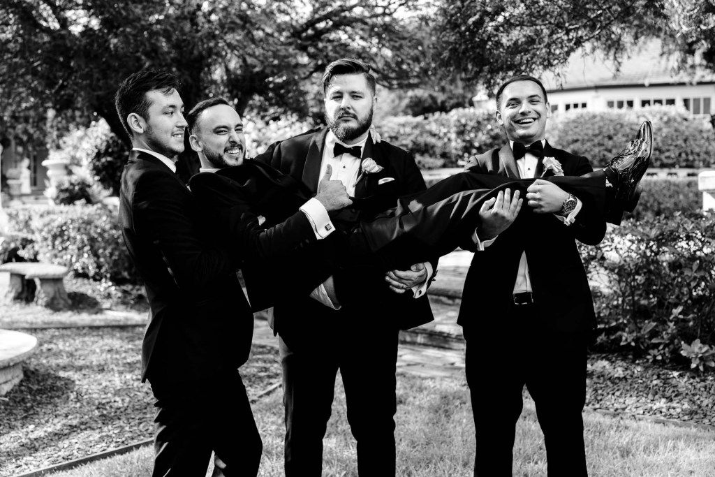 OATLANDS-HOUSE-NAVARRA-VENUES--SYDNEY-WEDDING-PHOTOGRAPHER-ANELLOWEDDINGS-FUN-GROOMSMAN