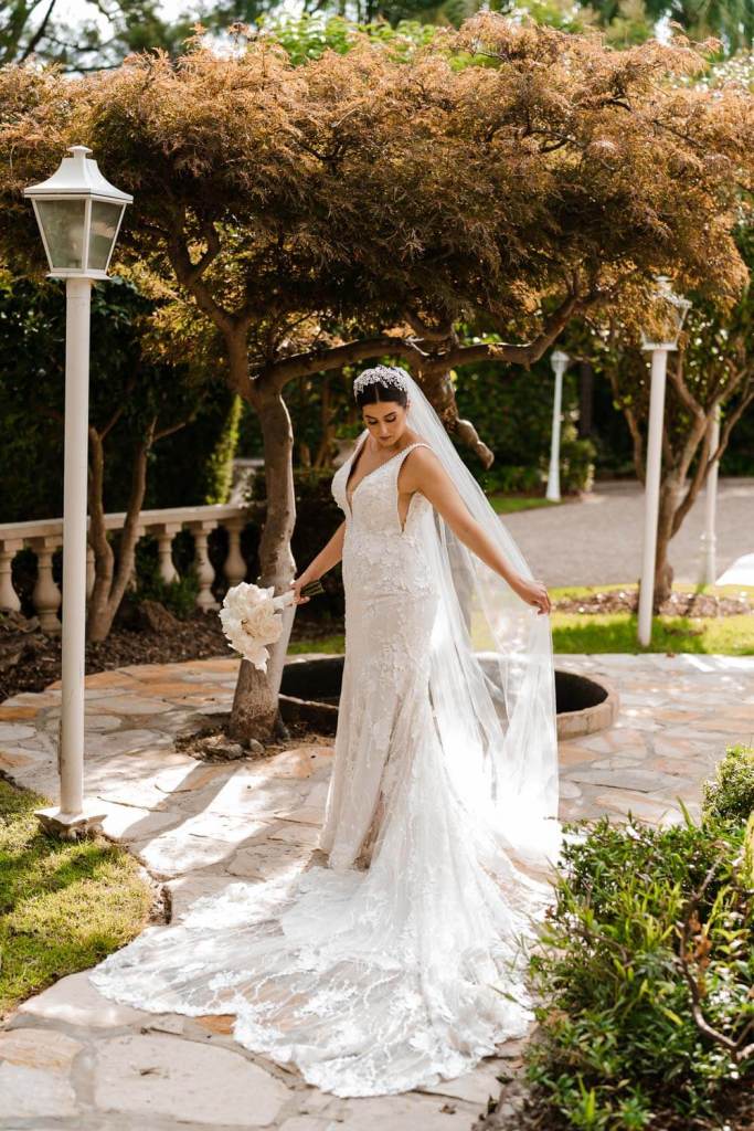 OATLANDS-HOUSE-NAVARRA-VENUES--SYDNEY-WEDDING-PHOTOGRAPHER-ANELLOWEDDINGS-LONG-VEIL