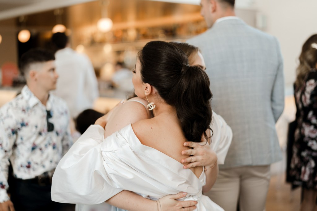 PECA-RESTARAUNT-GLEDSWOOD-HILLS-ENGAGEMENT-LOCATION-ANELLOWEDDINGS-CANDID-HUG