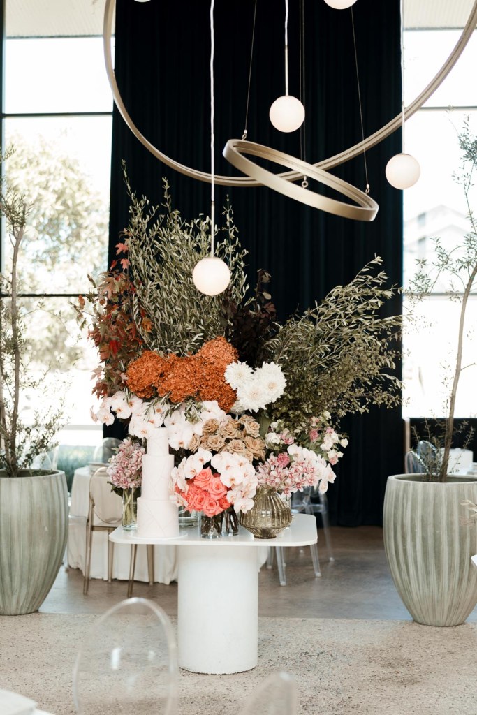 PECA-RESTARAUNT-GLEDSWOOD-HILLS-ENGAGEMENT-LOCATION-ANELLOWEDDINGS-FLORALS