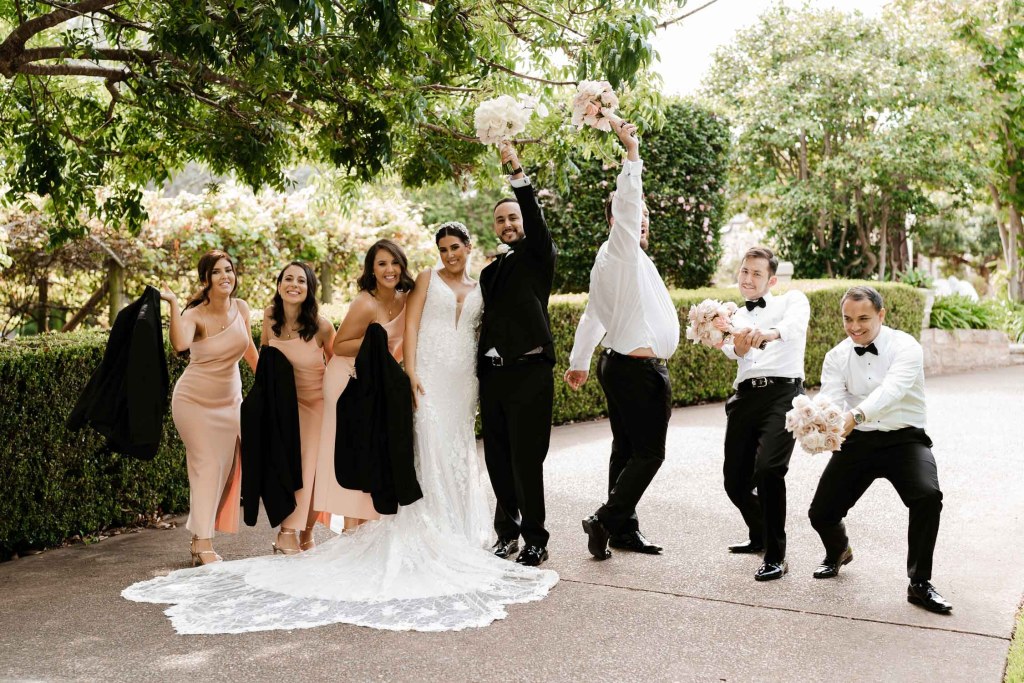 OATLANDS-HOUSE-NAVARRA-VENUES--SYDNEY-WEDDING-PHOTOGRAPHER-ANELLOWEDDINGS-BRIDAl-SESSION-FUNNY