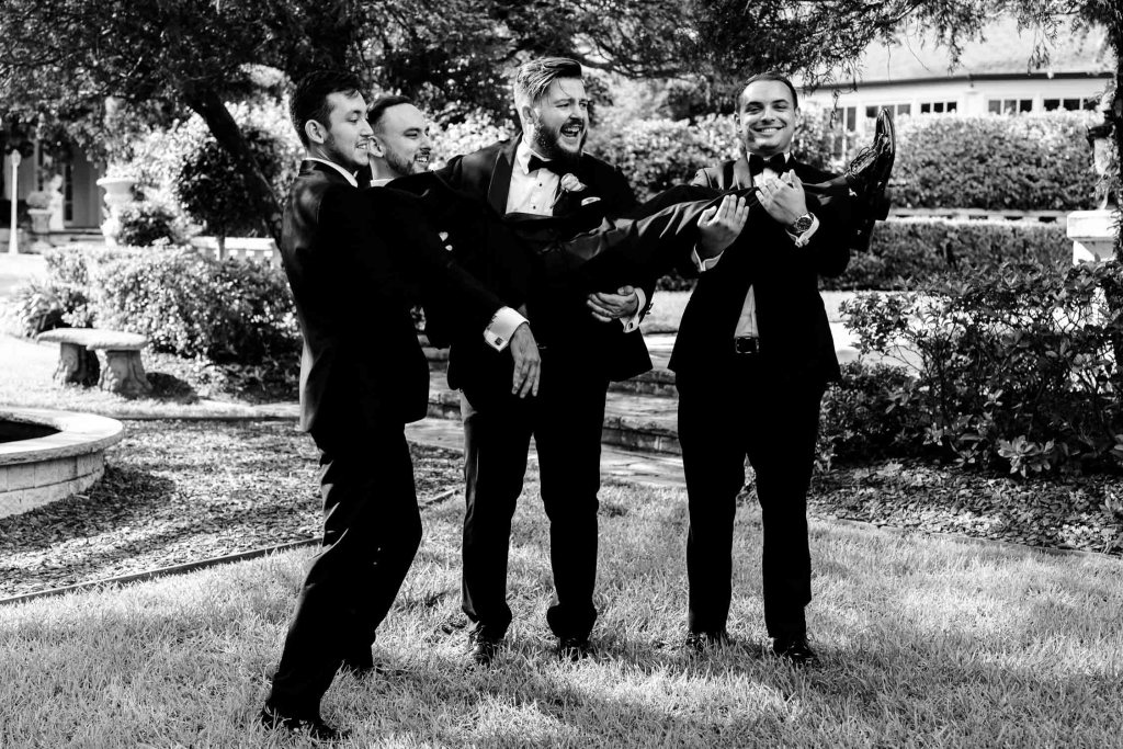 OATLANDS-HOUSE-NAVARRA-VENUES--SYDNEY-WEDDING-PHOTOGRAPHER-ANELLOWEDDINGS-FUN-GROOMSMAN