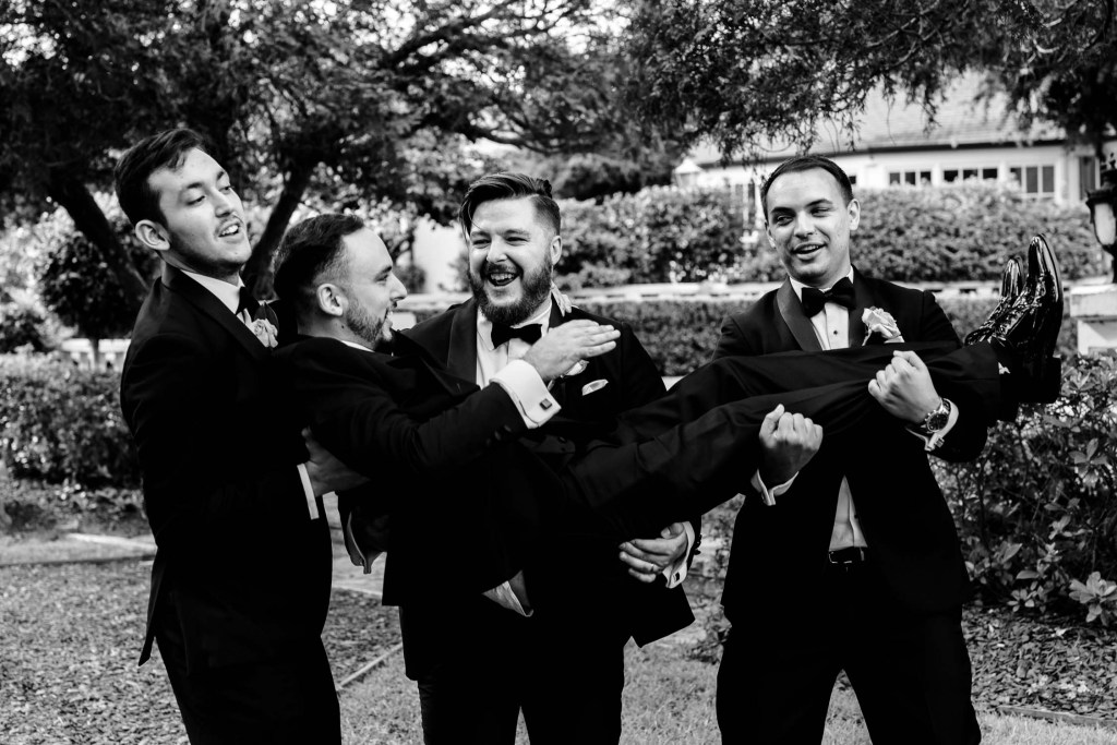 OATLANDS-HOUSE-NAVARRA-VENUES--SYDNEY-WEDDING-PHOTOGRAPHER-ANELLOWEDDINGS-FUN-GROOMSMAN