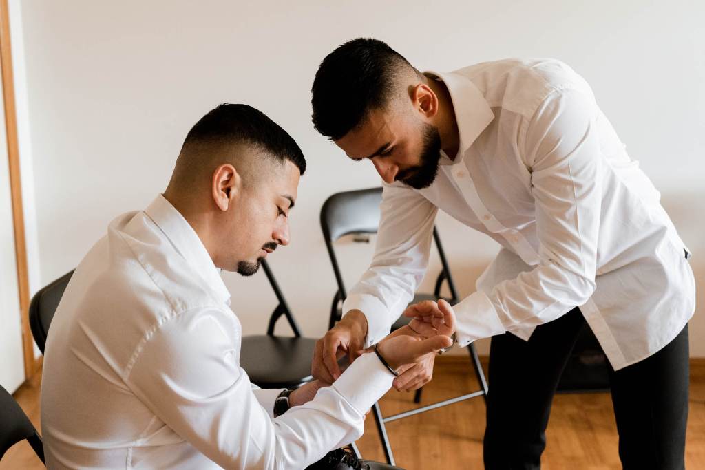 SYDNEY-WEDDING-PHOTOGRAPHER-ANELLOWEDDINGS-GROOMS-HOUSE-HOW-TO-CUFFLINKS