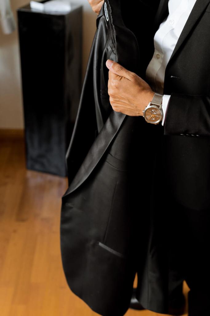 SYDNEY-WEDDING-PHOTOGRAPHER-ANELLOWEDDINGS-SUIT-JACKET