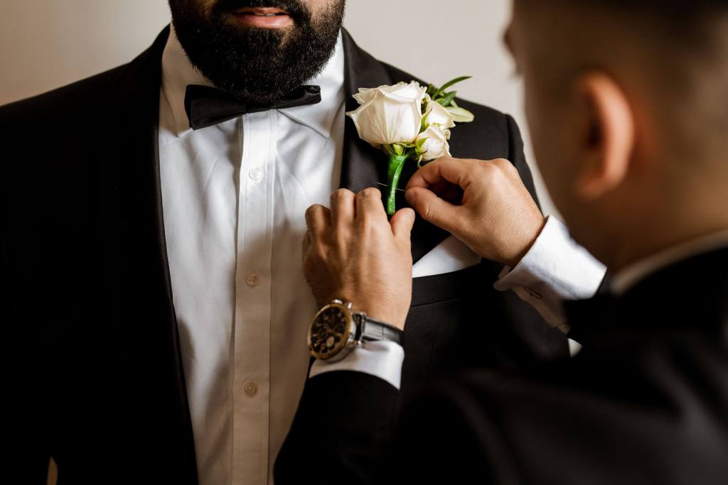 SYDNEY-WEDDING-PHOTOGRAPHER-ANELLOWEDDINGS-SUIT-MENS-WEDDING-FLOWER-PIN