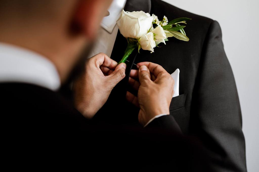 SYDNEY-WEDDING-PHOTOGRAPHER-ANELLOWEDDINGS-SUIT-MENS-WEDDING-FLOWER-PIN