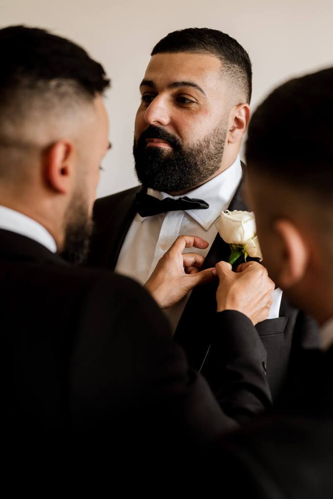 SYDNEY-WEDDING-PHOTOGRAPHER-ANELLOWEDDINGS-SUIT-MENS-WEDDING-FLOWER-PIN