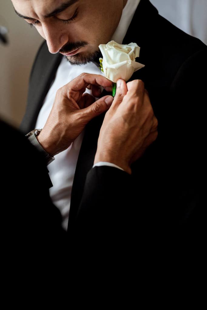 SYDNEY-WEDDING-PHOTOGRAPHER-ANELLOWEDDINGS-SUIT-MENS-WEDDING-FLOWER-PIN