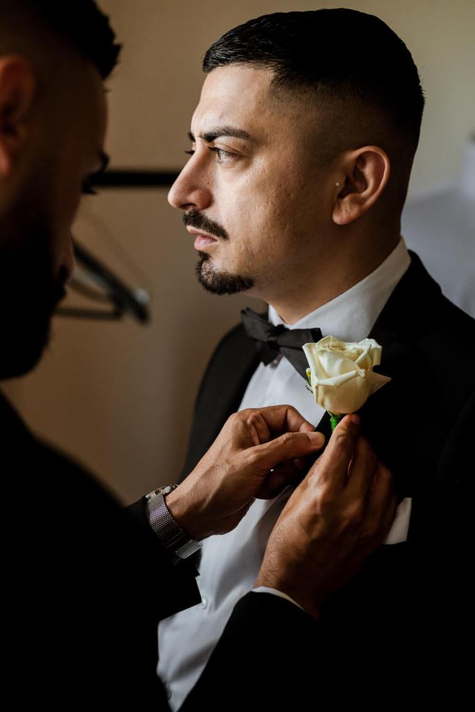 SYDNEY-WEDDING-PHOTOGRAPHER-ANELLOWEDDINGS-SUIT-MENS-WEDDING-FLOWER-PIN