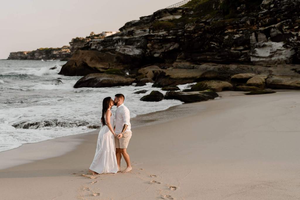 TAMARAMA-BEACH-BONDI-SYDNEY-ANELLOWEDDINGS-PRE-WEDDING-SHOOT-SAND-CANDID